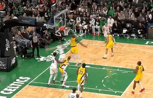 开云平台-怀特上篮打进，绿军重新领先到21分步行者叫出最后一个暂停