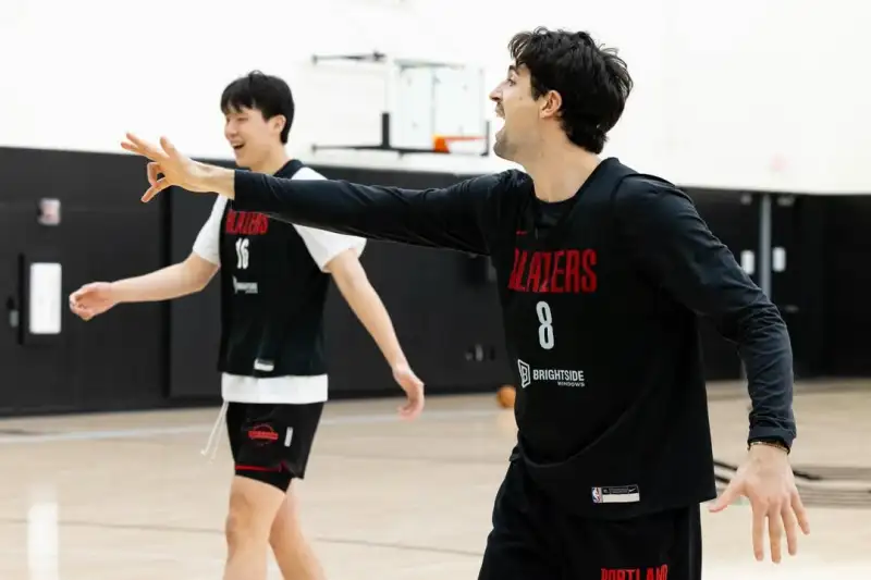 开云app-开拓者官方晒球员训练照：在训练馆，做着我们热爱的事情