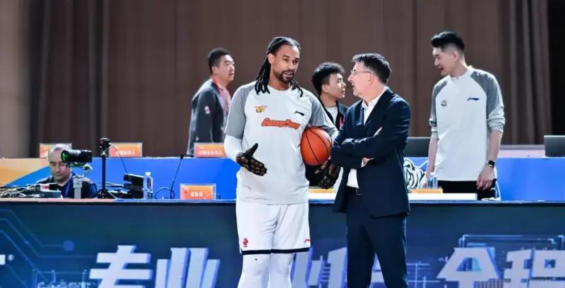 杜锋一战引众怒!外援选择失败,防守大空,用人还一塌糊涂!