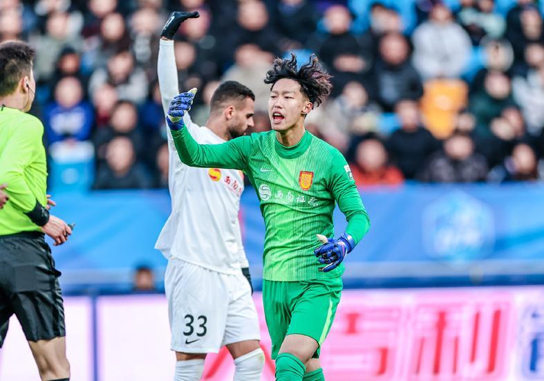 开云平台-铜梁龙飘了?虎口夺分后 一张海报令球迷从感动到心寒只用72小时